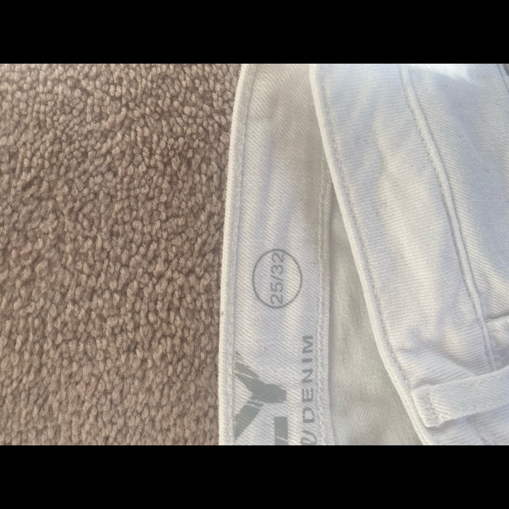 Distressed jeans - Picture 2 of 3